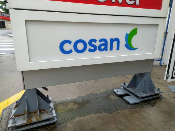 sign with cosan logo in a service station - psg 個照片及圖片檔