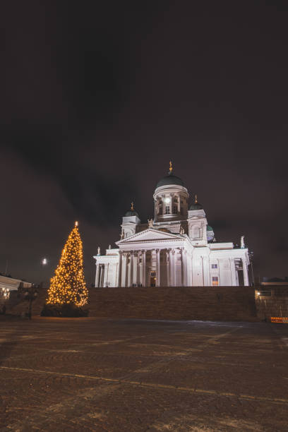 17.12.2021 - helsinki. wspaniały punkt orientacyjny stolicy finlandii w postaci katedry z białego marmuru dwunastu apostołów podczas świąt bożego narodzenia i dramatycznego nieba - twelve apostles zdjęcia i obrazy z banku zdjęć