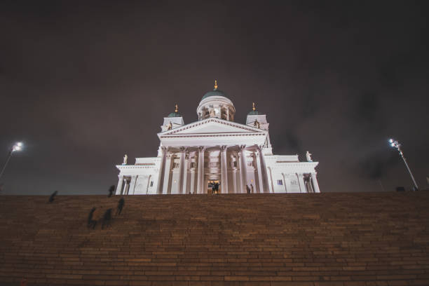 17.12.2021 - helsinki. wspaniały punkt orientacyjny stolicy finlandii w postaci katedry z białego marmuru dwunastu apostołów podczas świąt bożego narodzenia i dramatycznego nieba - twelve apostles zdjęcia i obrazy z banku zdjęć