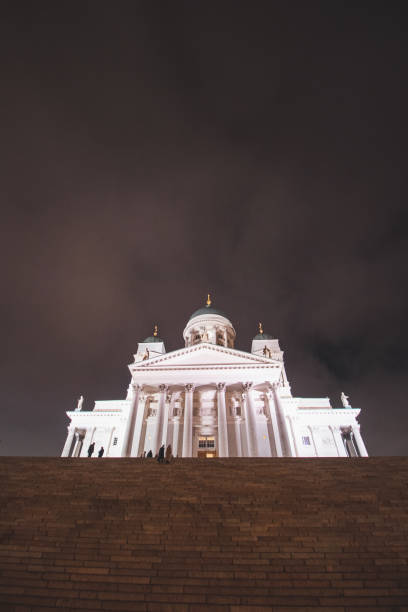 17.12.2021 - helsinki. wspaniały punkt orientacyjny stolicy finlandii w postaci katedry z białego marmuru dwunastu apostołów podczas świąt bożego narodzenia i dramatycznego nieba - twelve apostles zdjęcia i obrazy z banku zdjęć