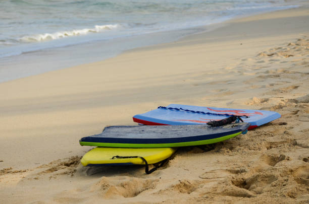 ハワイ州オアフ��島のワイマナロビーチで3ブギーボードのグループ化 - skimboard ストックフォトと画像