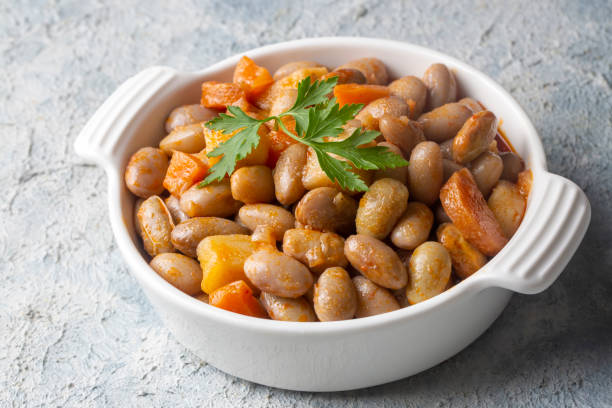 estofado de frijoles de arándanos turco barbunya pilaki, frijoles pintos de papa y zanahoria (nombre turco; patatesli ve havuclu barbunya) - frijoles fotografías e imágenes de stock