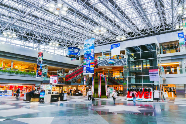 hokkaido, japón - 6 de julio de 2022 : nuevo aeropuerto de chitose con viajeros y personas. este aeropuerto es el aeropuerto más grande de hokkaido, japón. - new chitose fotografías e imágenes de stock