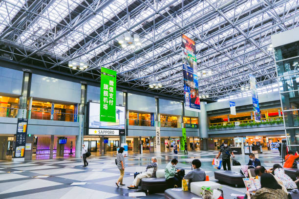 hokkaido, japón - 6 de julio de 2022 : nuevo aeropuerto de chitose con viajeros y personas. este aeropuerto es el aeropuerto más grande de hokkaido, japón. - new chitose fotografías e imágenes de stock