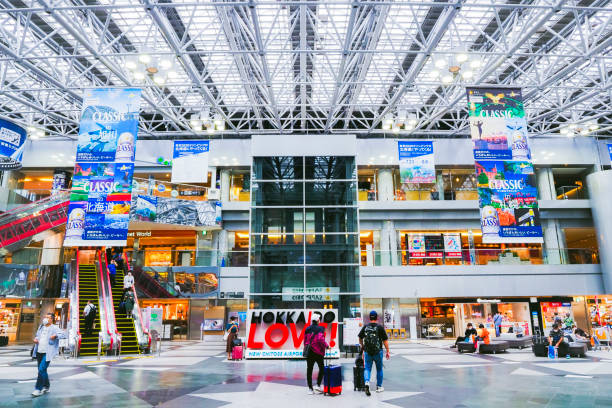 hokkaido, japón - 6 de julio de 2022 : nuevo aeropuerto de chitose con viajeros y personas. este aeropuerto es el aeropuerto más grande de hokkaido, japón. - new chitose fotografías e imágenes de stock