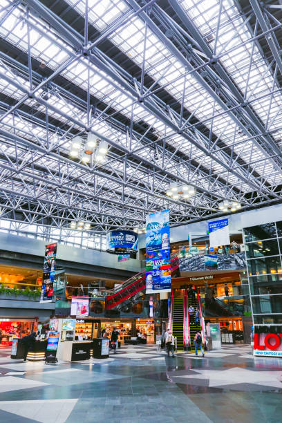 hokkaido, japon - 6 juillet 2022: nouvel aéroport de chitose avec des voyageurs et des personnes. cet aéroport est le plus grand aéroport d’hokkaido, au japon. - new chitose photos et images de collection