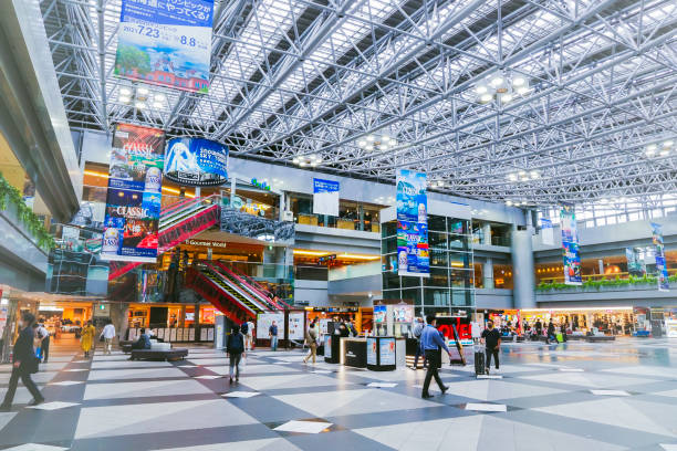 hokkaido, japon - 6 juillet 2022: nouvel aéroport de chitose avec les voyageurs et les gens. cet aéroport est le plus grand aéroport de hokkaido, au japon. - new chitose photos et images de collection