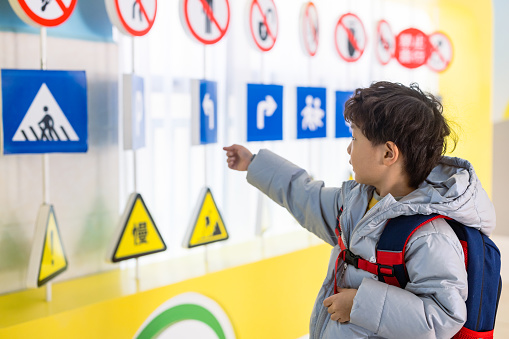 Primary school students learn traffic regulations