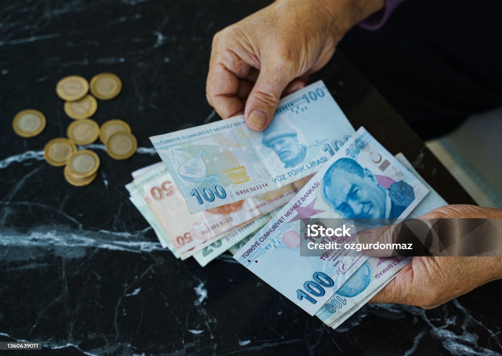 은퇴한 여성, 집에서 터키 리라 를 세고, 가까이 - 로열티 프리 통화 스톡 사진