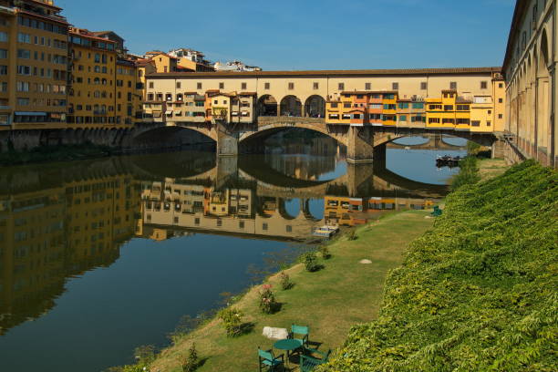 blick auf die brücke ponte vecchio über den fluss arno in florenz,italien,europa - ponte vecchio stock-fotos und bilder