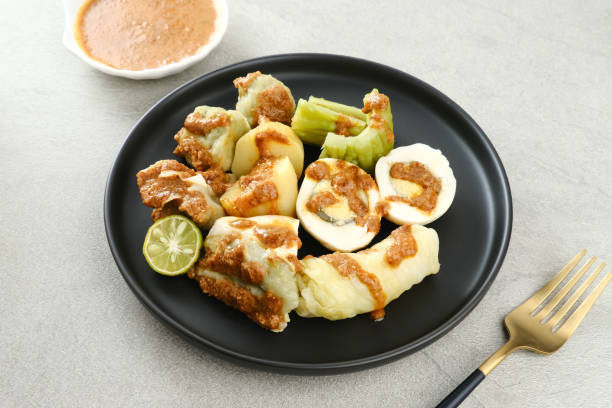 siomay bandung (shumay) o albóndigas al vapor con huevo duro, tofu, patatas y rollo de repollo. - shumai fotografías e imágenes de stock