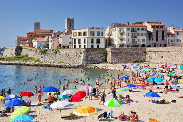 spiaggia plage de la gravette ad antibes - antibes foto e immagini stock