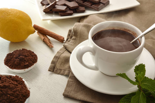 컵 파우더와 나무 테이블에 덩어리를 입은 핫 초콜릿 - choco 뉴스 사진 이미지