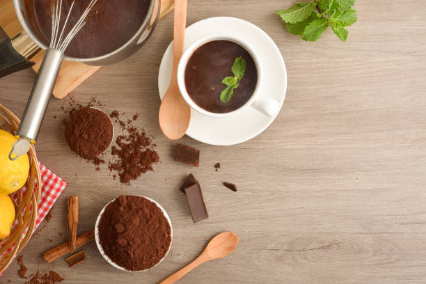 zubereitung von rezepten für heiße schokolade auf der küchenbank - hot chocolate hot drink high section color image stock-fotos und bilder
