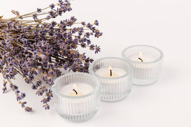 vela em vidro no fundo branco com lavanda, maquetes de produto. elemento de design floral. conceito de aromaterapia e fitoterápicos - tea light candle relaxation lifestyles - fotografias e filmes do acervo