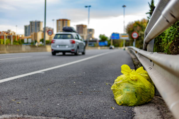 saco de lixo amarelo na estrada com lixo coletado da vala. limpeza de rua. madrid - highway street road speed - fotografias e filmes do acervo