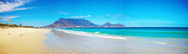 beautiful classic view of table mountain, cape town, south africa on a glorious sunny summer day - milnerton imagens e fotografias de stock
