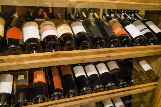 bodega con mucho vino - wine wine rack liquor store bar fotografías e imágenes de stock
