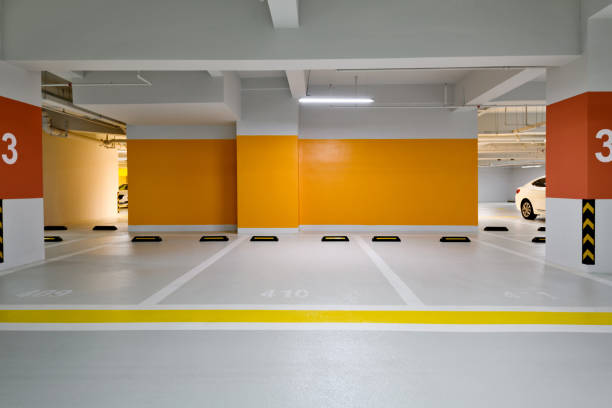 aparcamiento subterráneo vacío en edificio moderno - orange wall fotografías e imágenes de stock