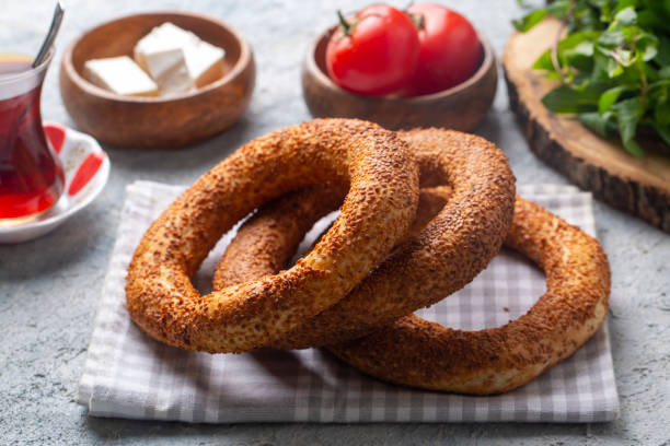 bagel fast food turco chiamato simit. bagel turco simit con sesamo. bagel è il tradizionale cibo da forno turco. nome turco; simit - gevrek - simit foto e immagini stock