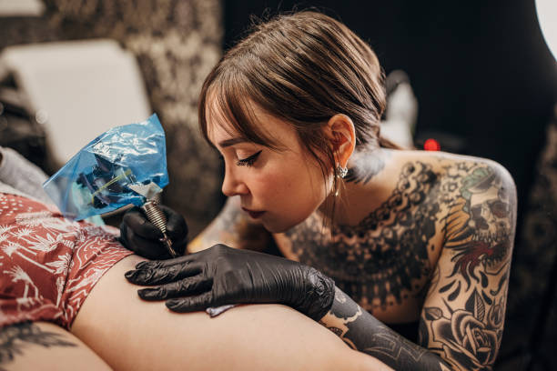 tatuażystka pracująca - tattoo sleeve zdjęcia i obrazy z banku zdjęć