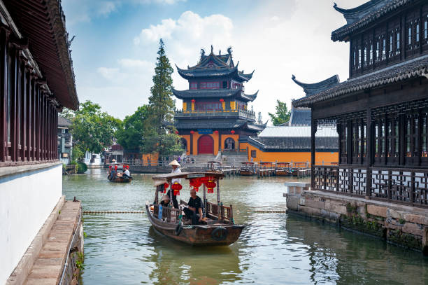 Tourist sightseeing boat cruising pass Yuanjin Temple in Zhujiajiao Ancient Water Town, a historic village and famous tourist destination in Qingpu District of Shanghai, China Shanghai, China - September 2019: Tourist sightseeing boat cruising pass Yuanjin Temple in Zhujiajiao Ancient Water Town, a historic village and famous tourist destination in Qingpu District of Shanghai, China Zhujiajiao stock pictures, royalty-free photos & images