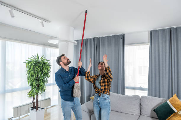 un jeune couple regarde le plafond et crie parce qu’un voisin à l’étage organise une fête avec de la musique forte ou rénove un appartement et que les travailleurs forent avec des outils lourds. concept de pollution nise - opposition party photos et images de collection