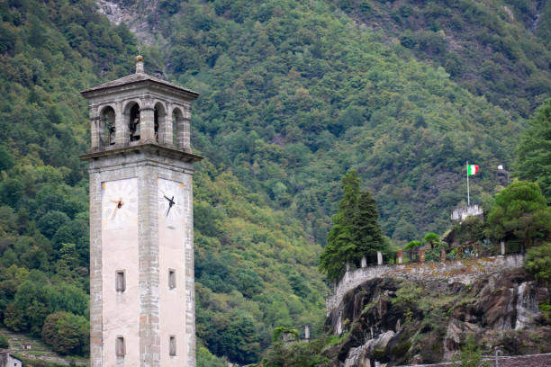 campanile della chiesa in prosto italia con bandiera italiana "u2013 piccolo villaggio italiano nelle alpi europee reso popolare dalle strutture b&b - madesimo immagine foto e immagini stock