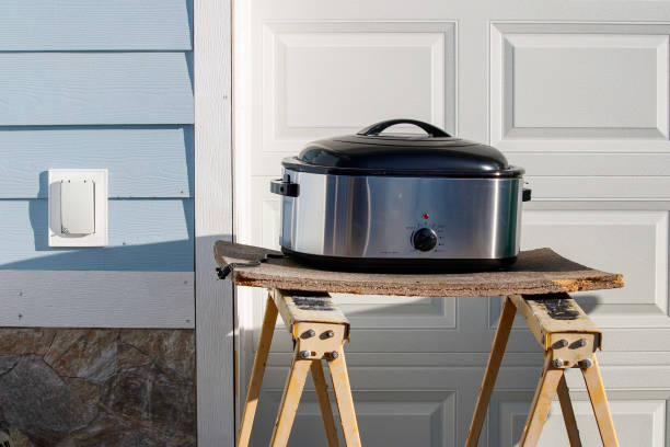 neuer slow-cooker sitzt draußen - sawhorse stock-fotos und bilder