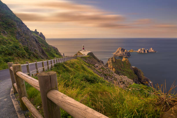 vista panorámica del faro de cabo ortegal en galicia, españa. - headland fotografías e imágenes de stock