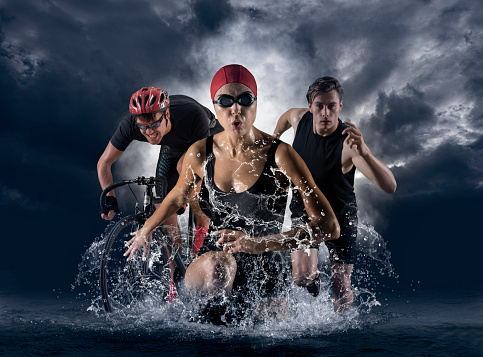 Collage deportivo de triatlón. Hombre, mujer corriendo, nadando, andando en bicicleta photo