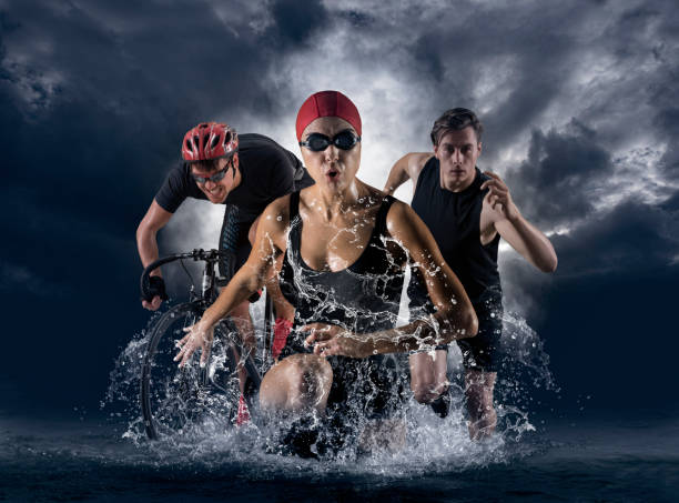 collage deportivo de triatlón. hombre, mujer corriendo, nadando, andando en bicicleta - triatleta fotografías e imágenes de stock