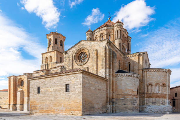 cathedral of toro in the province of zamora, spain.colegiata de santa maría la mayor. - romanesque imagens e fotografias de stock