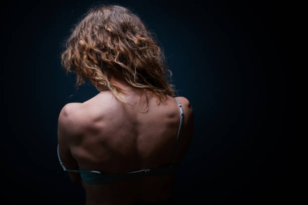 등근육 남퐁 여성 track and field athlete - undressing bra women rear view 뉴스 사진 이미지
