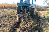 landmaschinenarbeiten-von-traktoren-die-auf-einem-feld-arbeiten.jpg?b=1&s=170x170&k=20&c=VJMTQqWGtkQaCWKPxsjLrz4c2qI2wLSdsf6EYXErVIE=