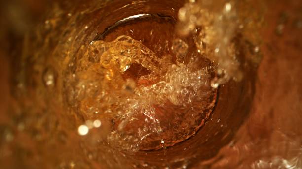 birra fresca versata nel vetro come macro close up top shot - swirl beer foto e immagini stock