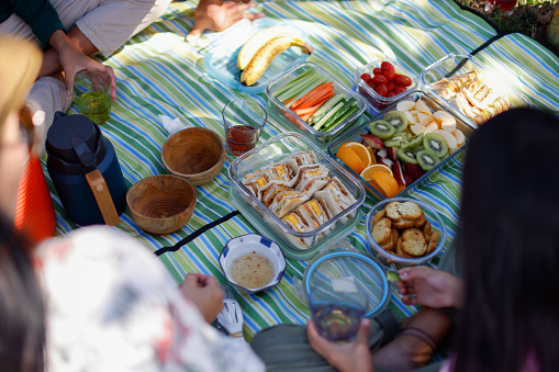 Share nutritious and delicious healthy meals with the whole family on the beach