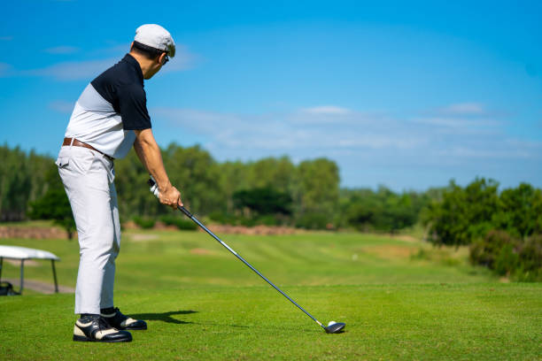 夏の晴れた日にカントリークラブでゴルフをするアジアの男ゴルファー。 - golf golf course putting men ストックフォトと画像
