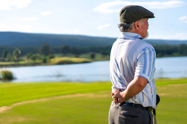 azjatycki starszy golfista boli plecy podczas gry w golfa w klubie wiejskim - putting golf golfer golf swing zdjęcia i obrazy z banku zdjęć