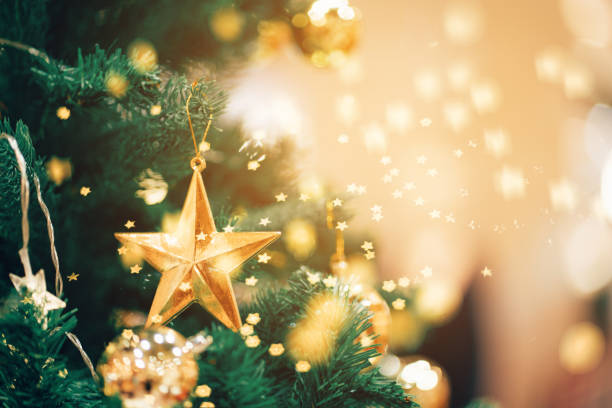 雪とクリスマスツリーのクローズアップ - christmas gold christmas lights christmas ornament ストックフォトと画像