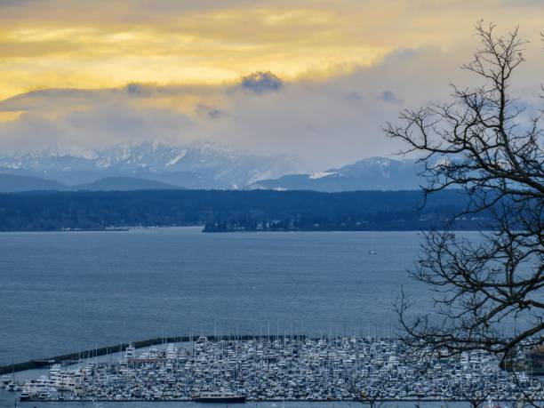 una fría tarde de invierno en puget sound y el noroeste del pacífico - northwest frontier fotografías e imágenes de stock