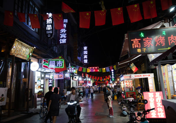 die hui food straße in xi 'an, china - muslim quarter stock-fotos und bilder