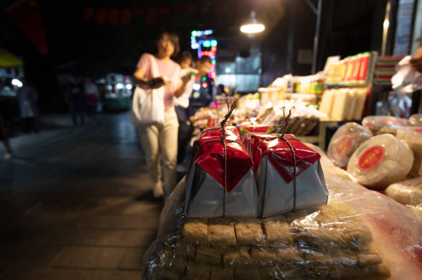 продовольственная улица хуэй в сиане, китай - muslim quarter стоковые фото и изображения
