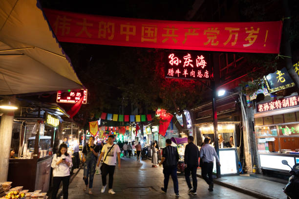 die hui food straße in xi 'an, china - muslim quarter stock-fotos und bilder