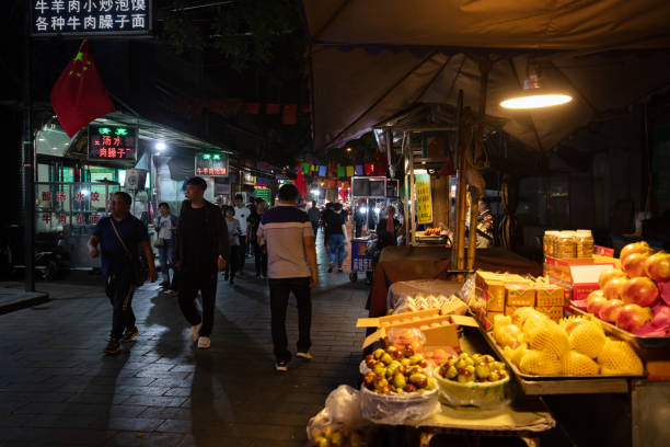 die hui food straße in xi 'an, china - muslim quarter stock-fotos und bilder