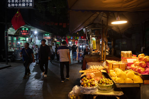 продовольственная улица хуэй в сиане, китай - muslim quarter стоковые фото и изображения