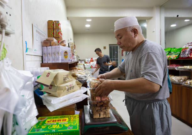 die hui food straße in xi 'an, china - muslim quarter stock-fotos und bilder