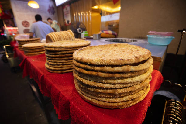 die hui food straße in xi 'an, china - muslim quarter stock-fotos und bilder