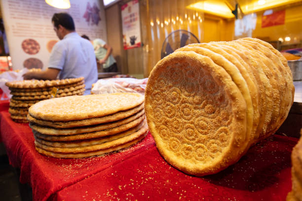 продовольственная улица хуэй в сиане, китай - muslim quarter стоковые фото и изображения