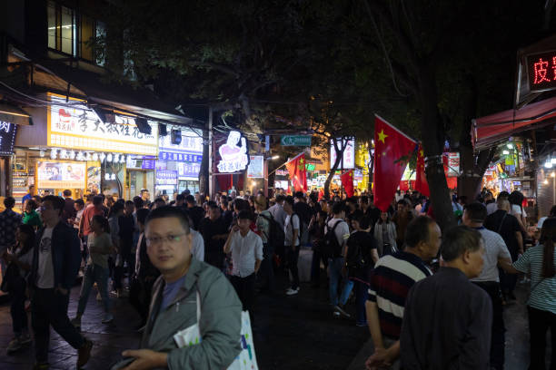 die hui food straße in xi 'an, china - muslim quarter stock-fotos und bilder